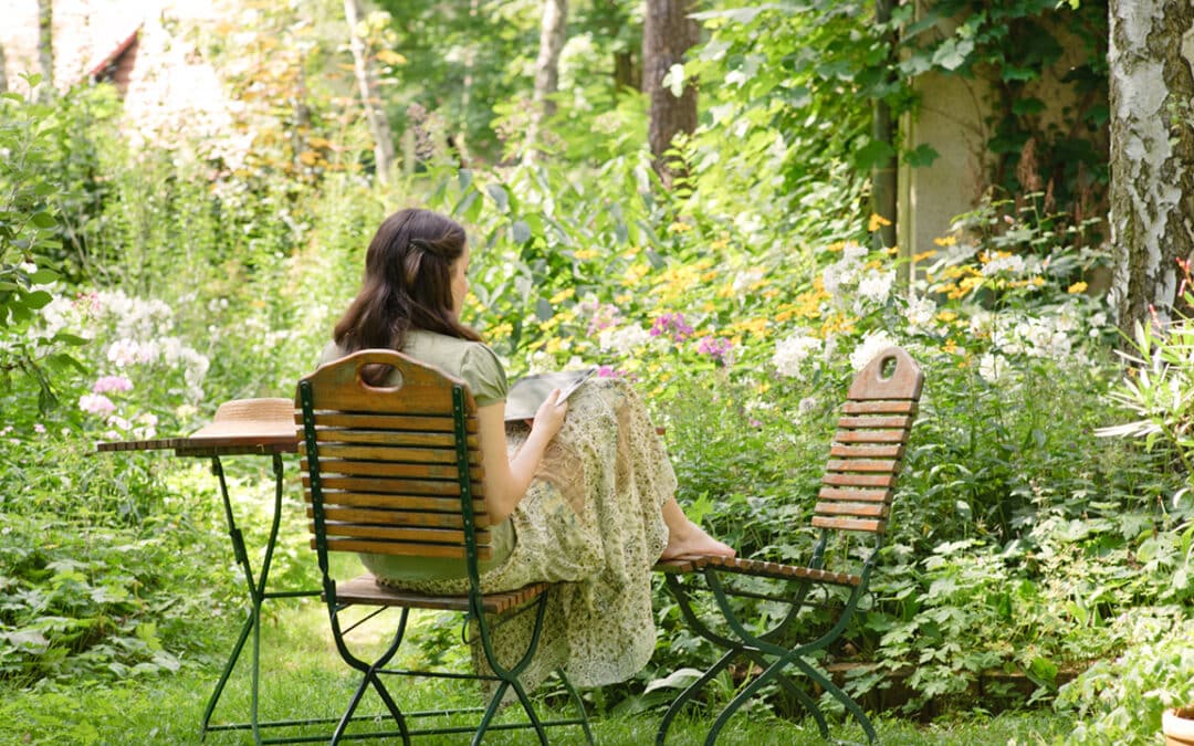 Jardin sans entretien : 3 astuces pour un massif beau toute l’année